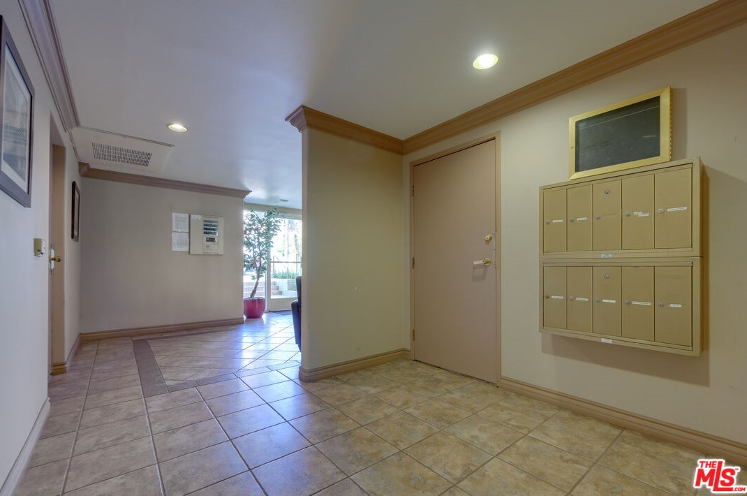 11648 Mayfield Ave, Los Angeles CA  90049-5729 exterior
