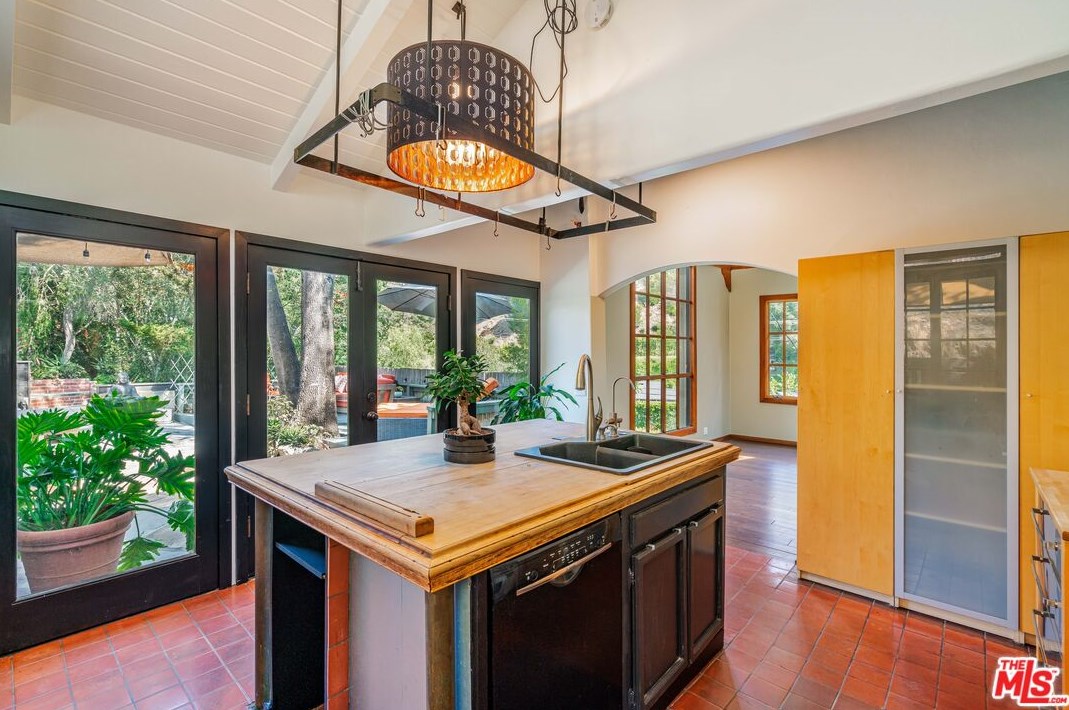 2459 Laurel Pass, Los Angeles CA  90046-1401 exterior