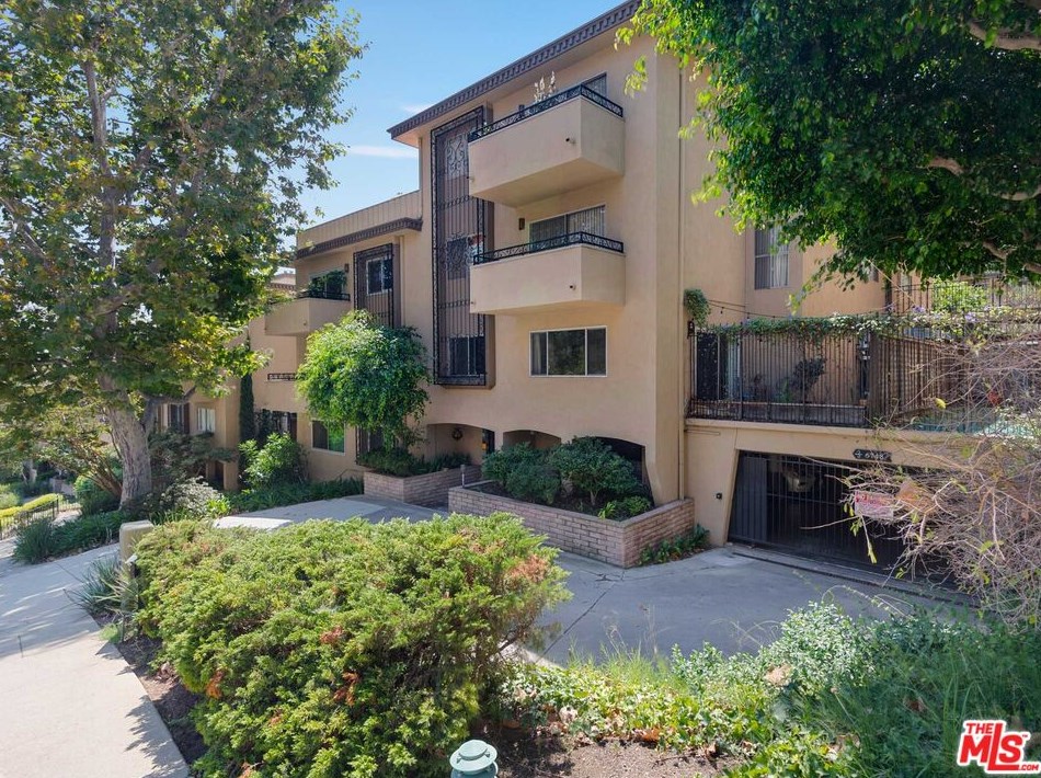 6748 Hillpark Dr, Los Angeles CA  90068-2175 exterior