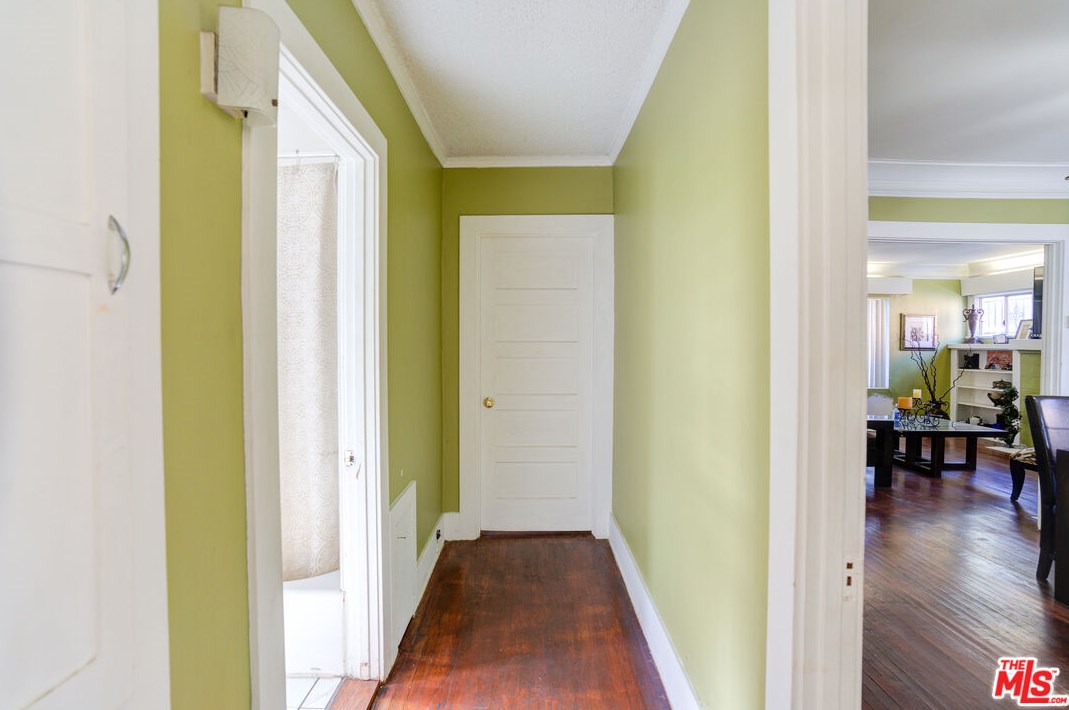 2404 Virginia Rd, Los Angeles CA  90016-1638 exterior