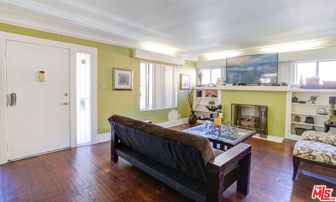 2404 Virginia Rd, Los Angeles CA  90016-1638 exterior