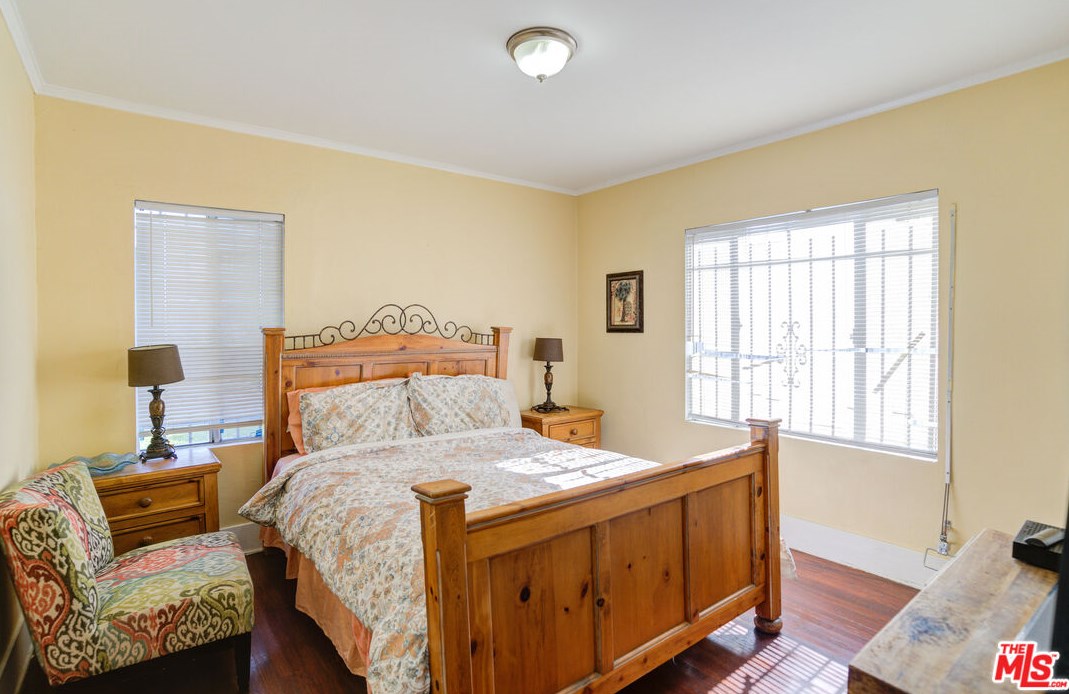 2404 Virginia Rd, Los Angeles CA  90016-1638 exterior