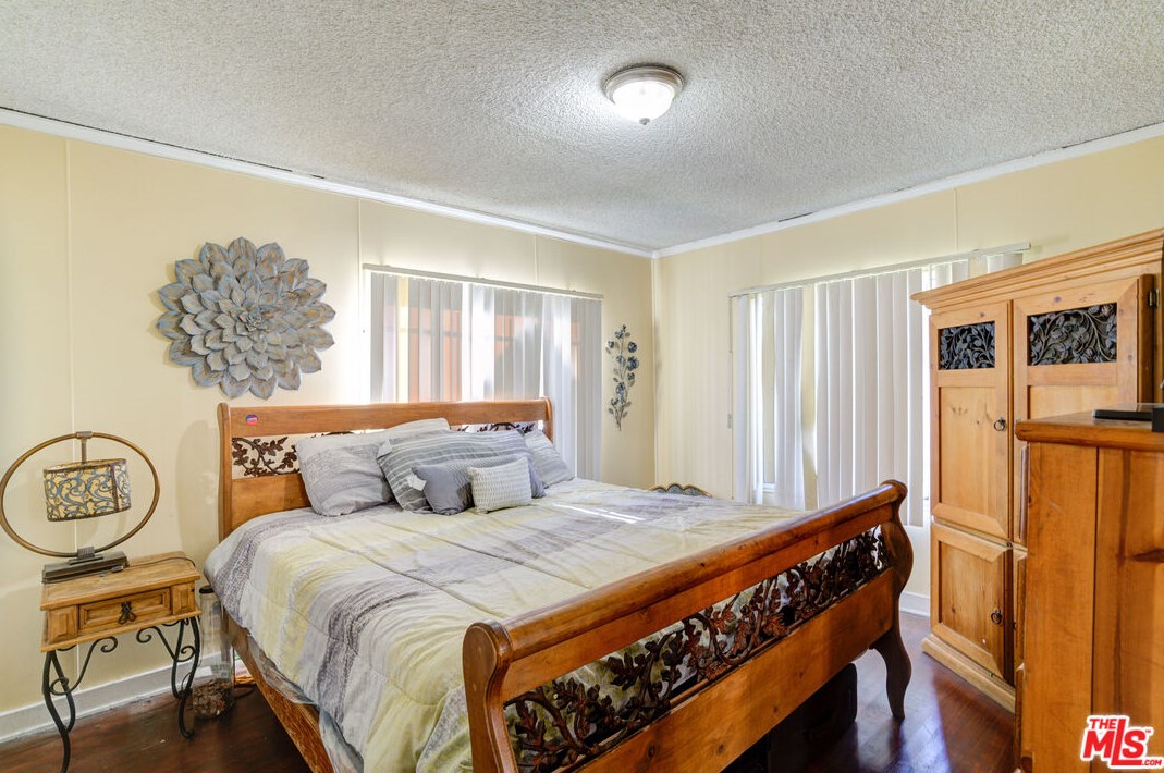 2404 Virginia Rd, Los Angeles CA  90016-1638 exterior