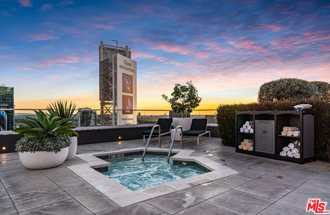 6250 Hollywood Blvd, Los Angeles CA  90028-5325 exterior