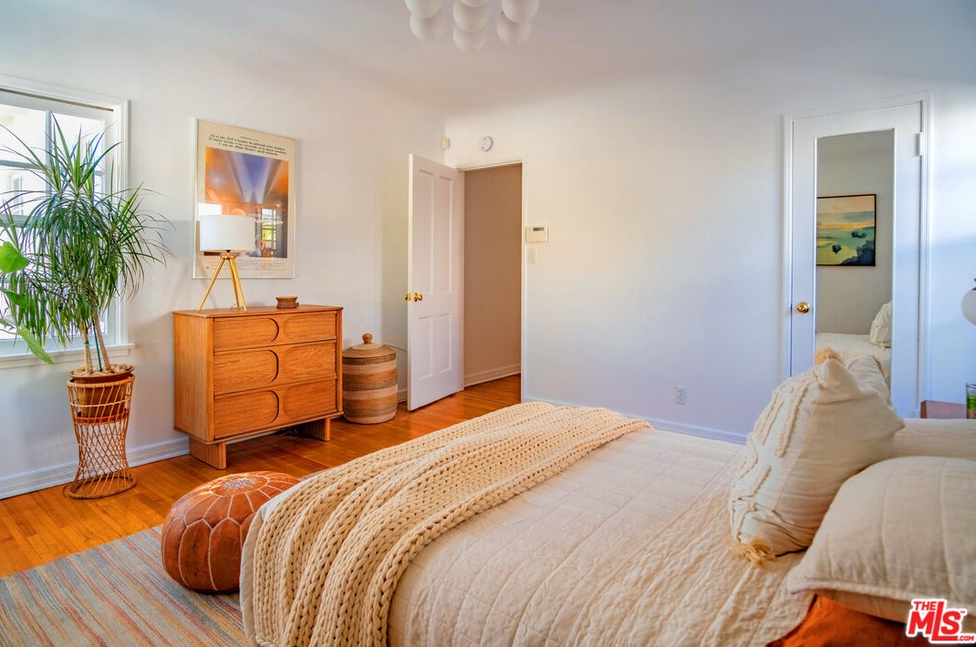 1568 Ellsmere Ave, Los Angeles CA  90019-3824 exterior