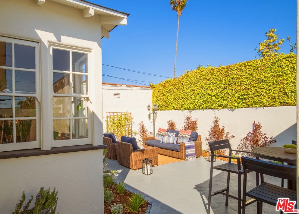 1568 Ellsmere Ave, Los Angeles CA  90019-3824 exterior