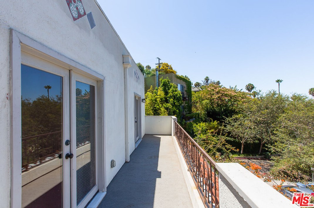 3111 Hamilton Way, Los Angeles CA  90026-2107 exterior