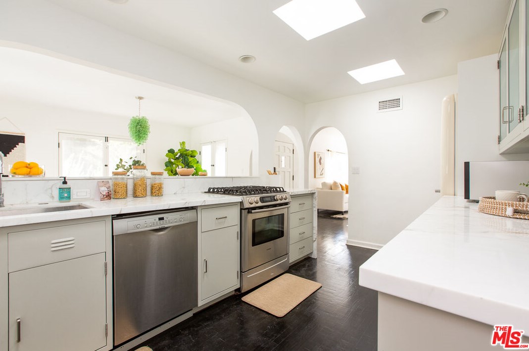 3111 Hamilton Way, Los Angeles CA  90026-2107 exterior