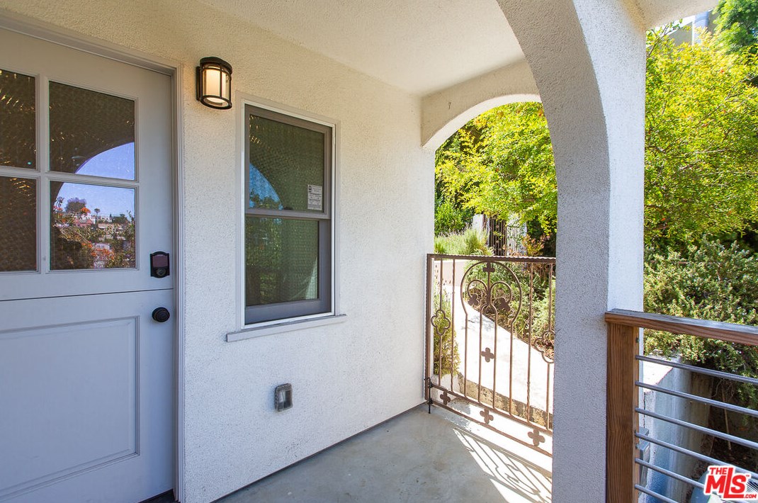 3111 Hamilton Way, Los Angeles CA  90026-2107 exterior