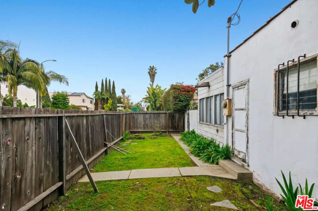 8629 Guthrie Ave, Los Angeles CA  90034-1403 exterior
