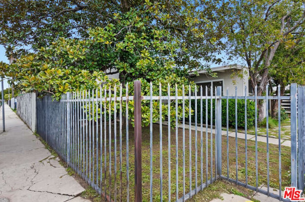 8629 Guthrie Ave, Los Angeles CA  90034-1403 exterior
