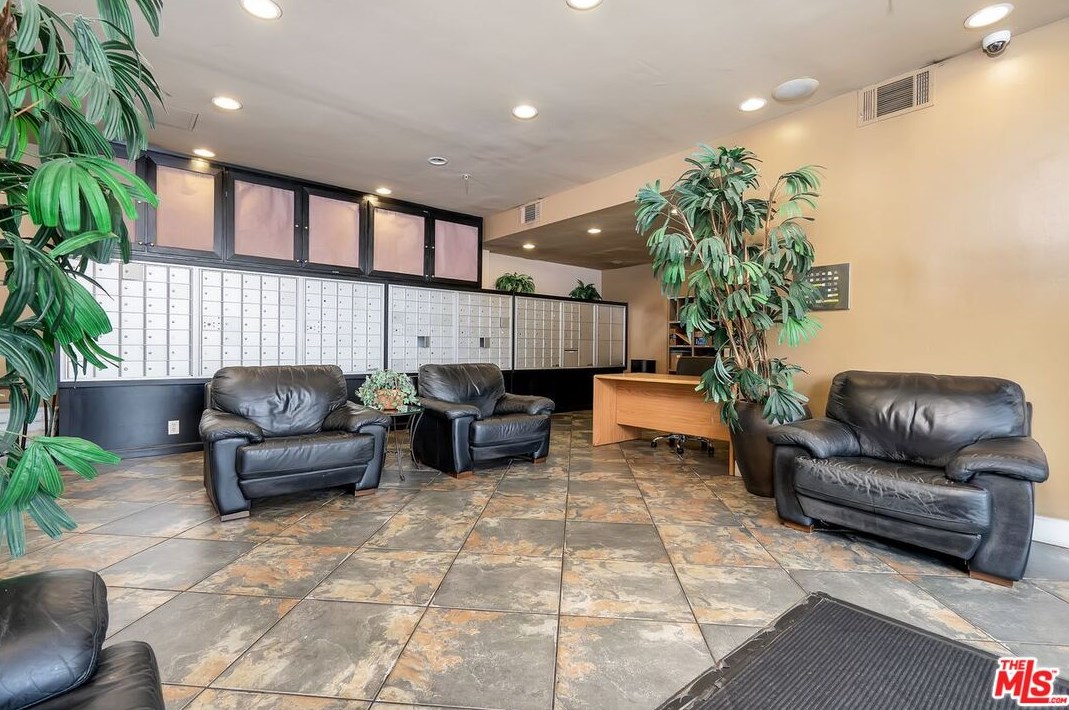 10982 Roebling Ave, Los Angeles CA  90024-2753 exterior