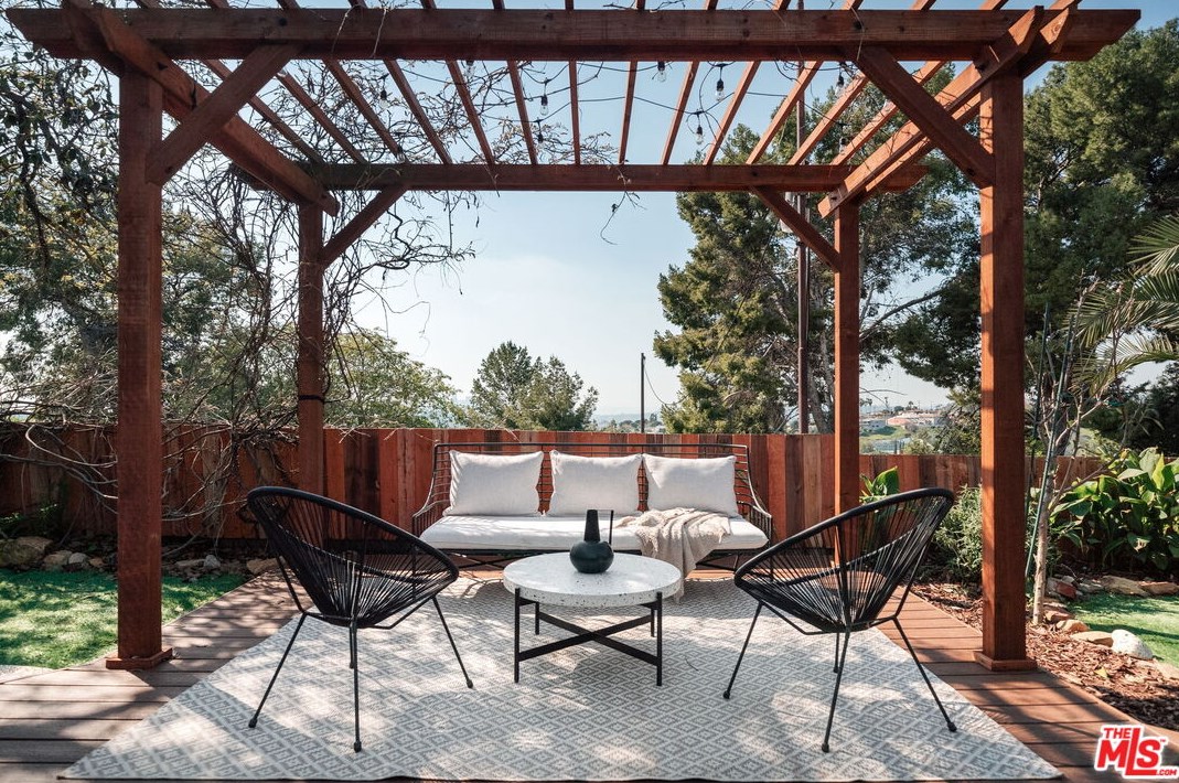 1877 Seigneur Ave, Los Angeles CA  90032-4024 exterior