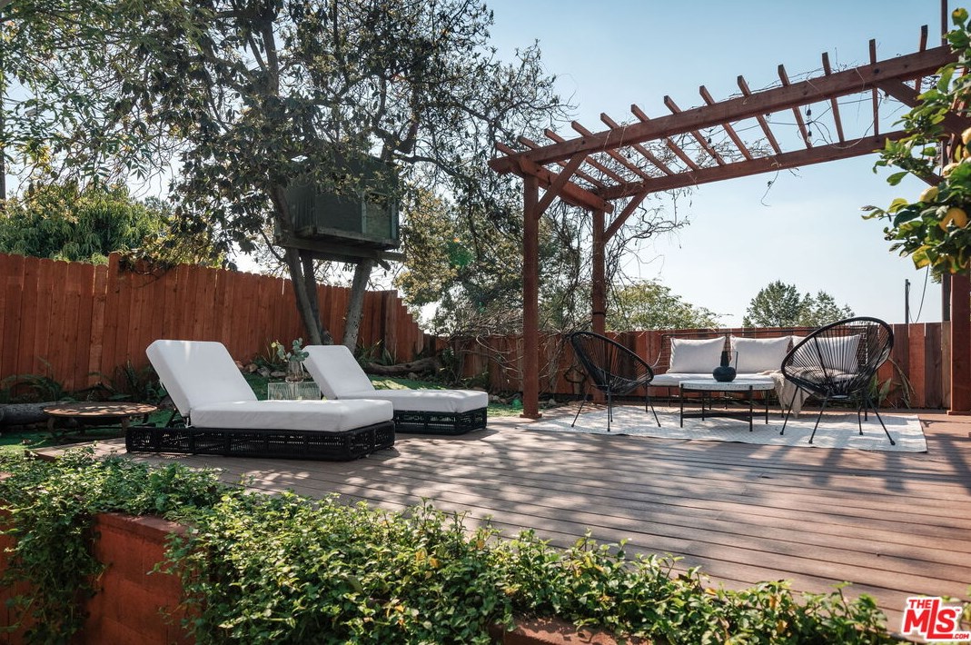 1877 Seigneur Ave, Los Angeles CA  90032-4024 exterior