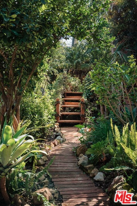 1877 Seigneur Ave, Los Angeles CA  90032-4024 exterior