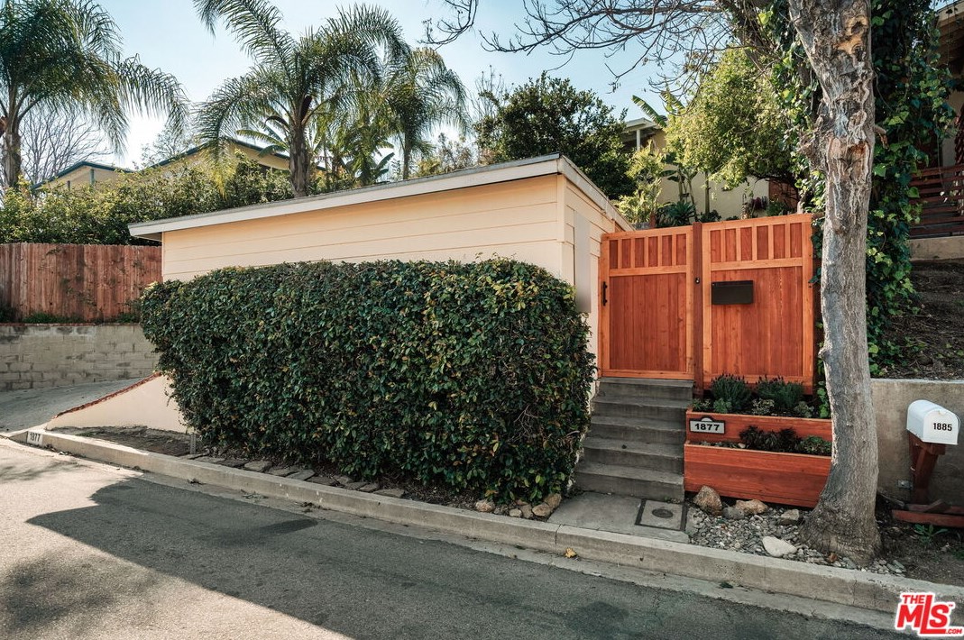 1877 Seigneur Ave, Los Angeles CA  90032-4024 exterior
