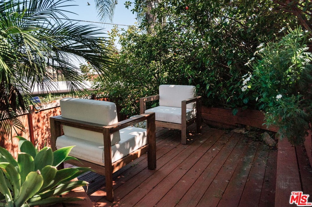 1877 Seigneur Ave, Los Angeles CA  90032-4024 exterior
