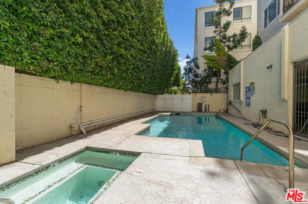 1520 Camden Ave, Los Angeles CA  90025-3443 exterior