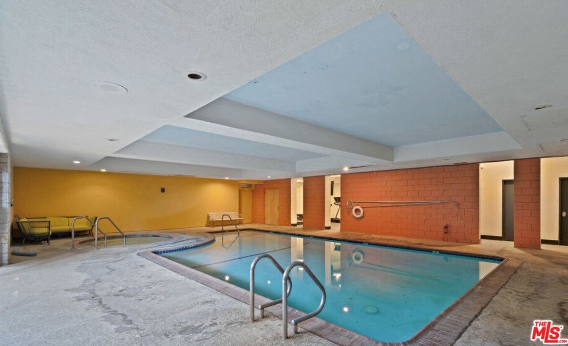 1010 Kings Rd, Los Angeles CA  90069-4300 exterior