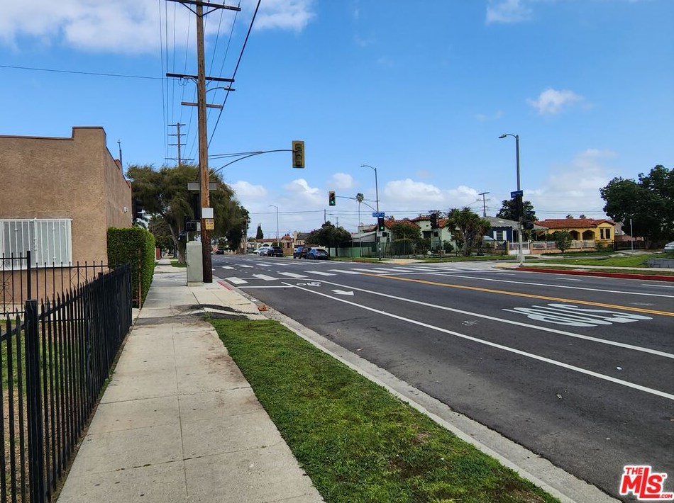 10405 Hoover St, Los Angeles CA  90044-4421 exterior