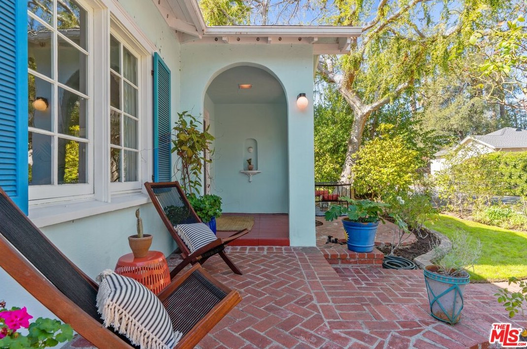 14 Oak Knoll Gardens Dr, Pasadena CA  91106-3833 exterior