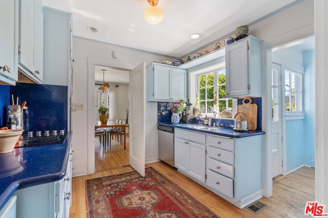 14 Oak Knoll Gardens Dr, Pasadena CA  91106-3833 exterior