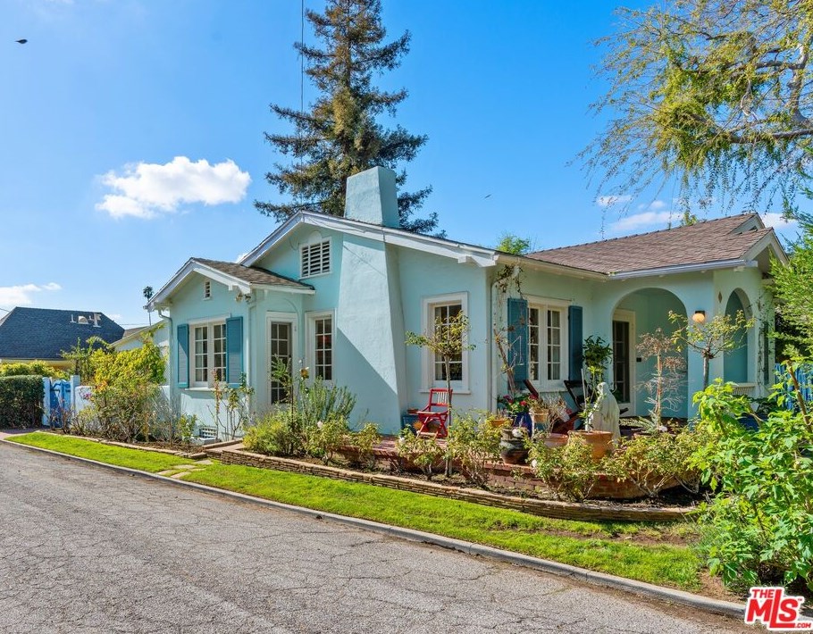 14 Oak Knoll Gardens Dr, Pasadena CA  91106-3833 exterior