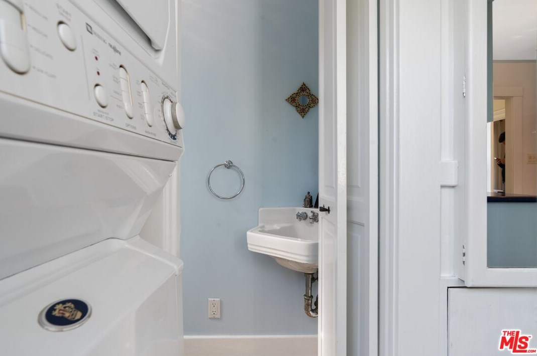 14 Oak Knoll Gardens Dr, Pasadena CA  91106-3833 exterior