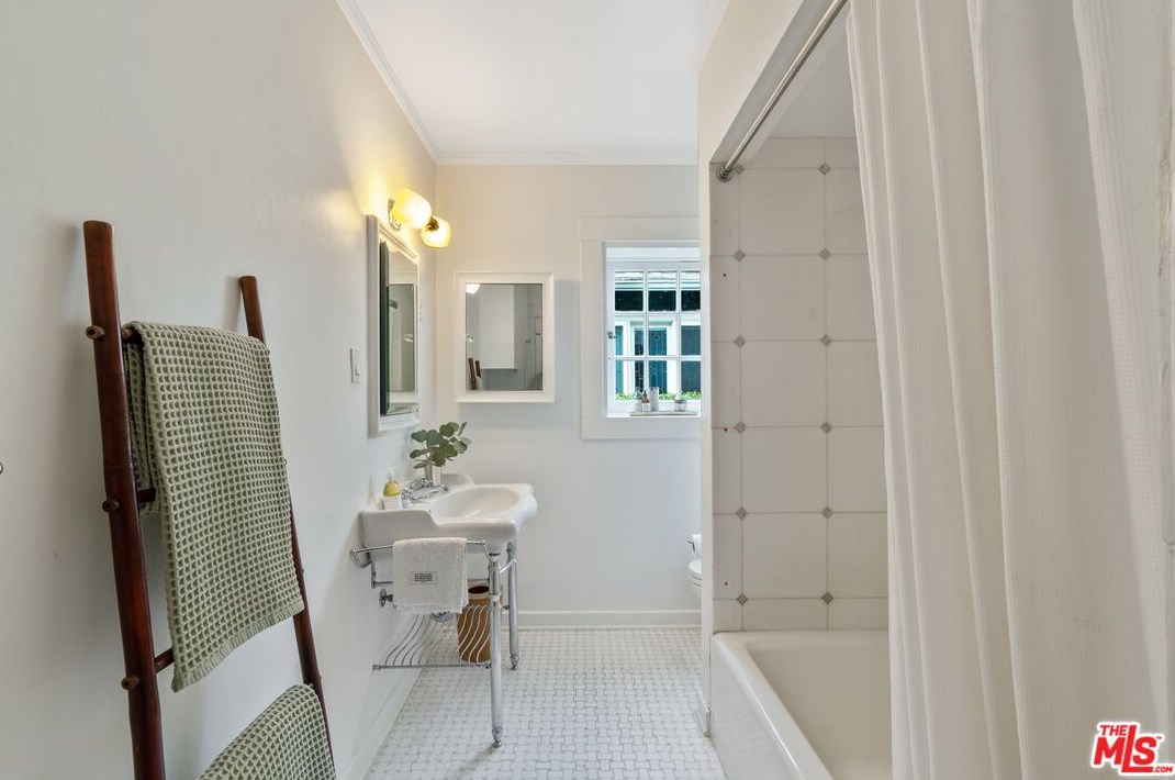 14 Oak Knoll Gardens Dr, Pasadena CA  91106-3833 exterior