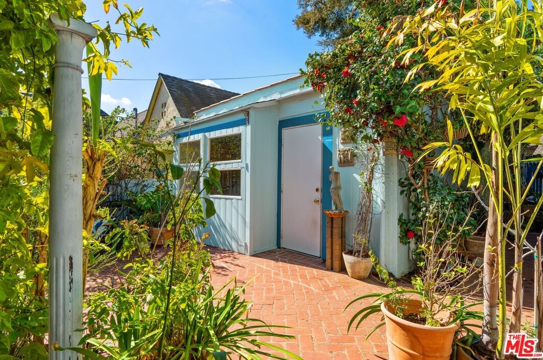 14 Oak Knoll Gardens Dr, Pasadena CA  91106-3833 exterior