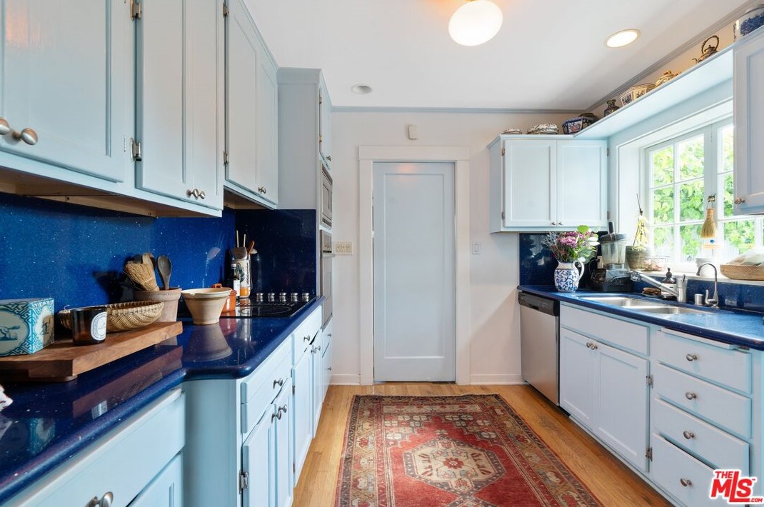 14 Oak Knoll Gardens Dr, Pasadena CA  91106-3833 exterior