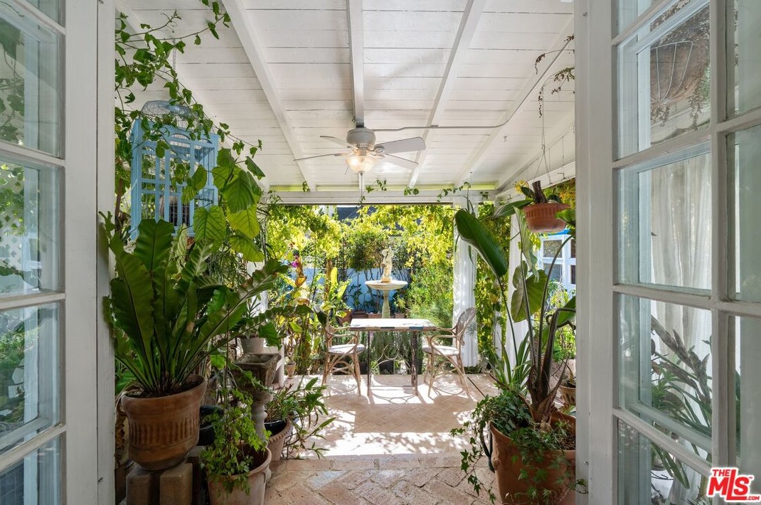 14 Oak Knoll Gardens Dr, Pasadena CA  91106-3833 exterior