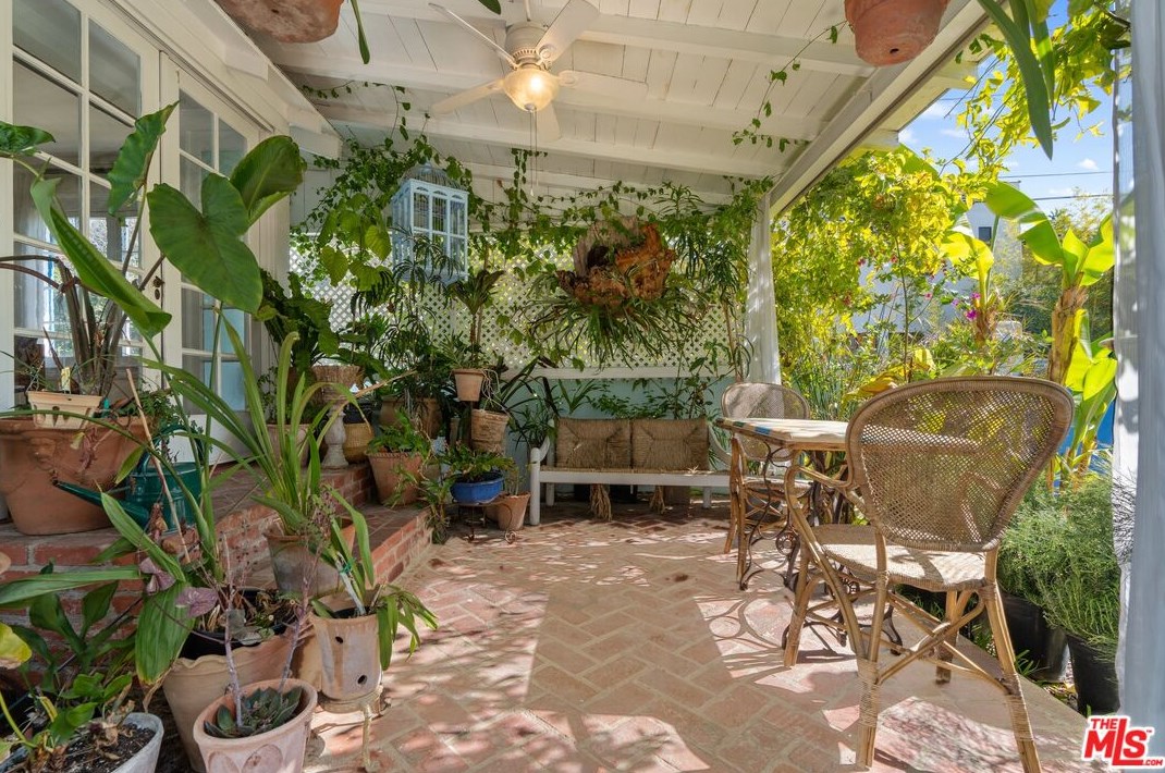 14 Oak Knoll Gardens Dr, Pasadena CA  91106-3833 exterior