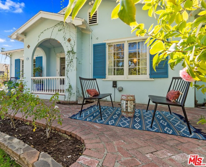 14 Oak Knoll Gardens Dr, Pasadena CA  91106-3833 exterior