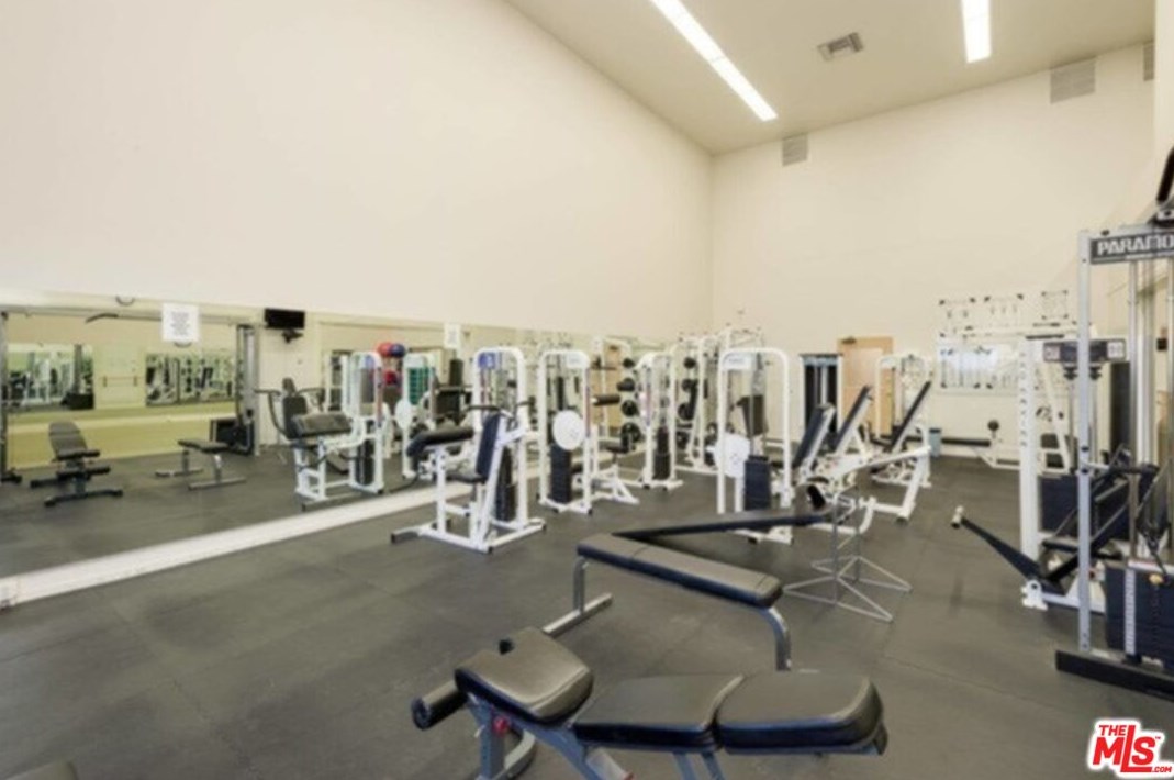 3057 Nicada Dr, Los Angeles CA  90077-2027 exterior