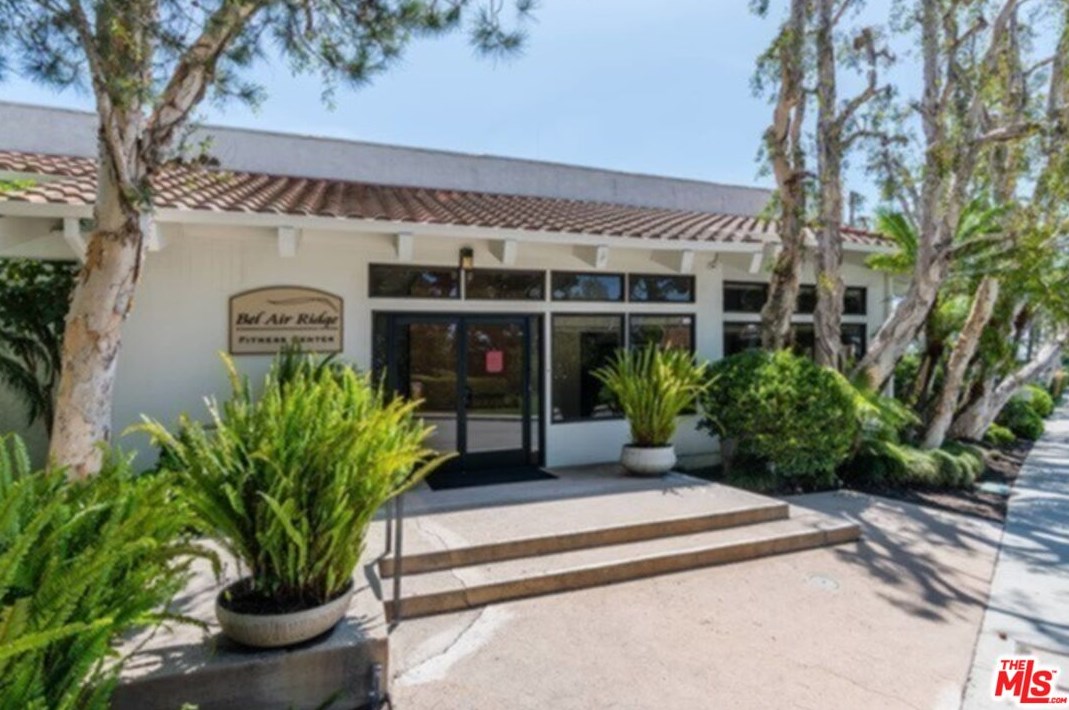 3057 Nicada Dr, Los Angeles CA  90077-2027 exterior