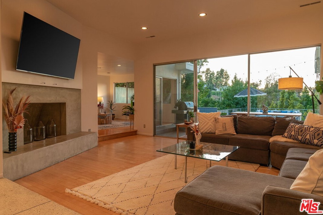 3127 Dona Marta Dr, North Hollywood CA  91604-4327 exterior
