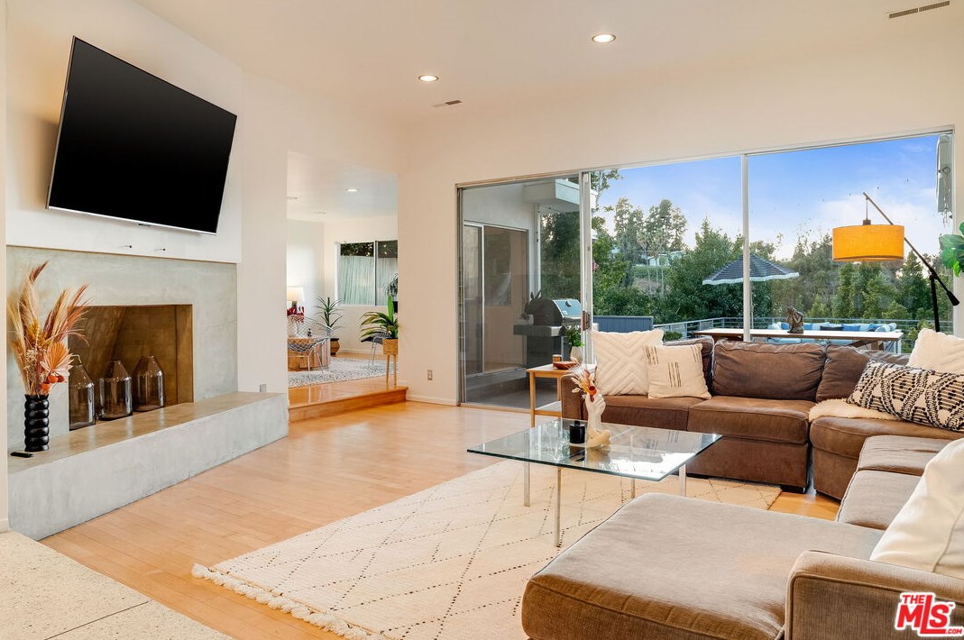 3127 Dona Marta Dr, North Hollywood CA  91604-4327 exterior