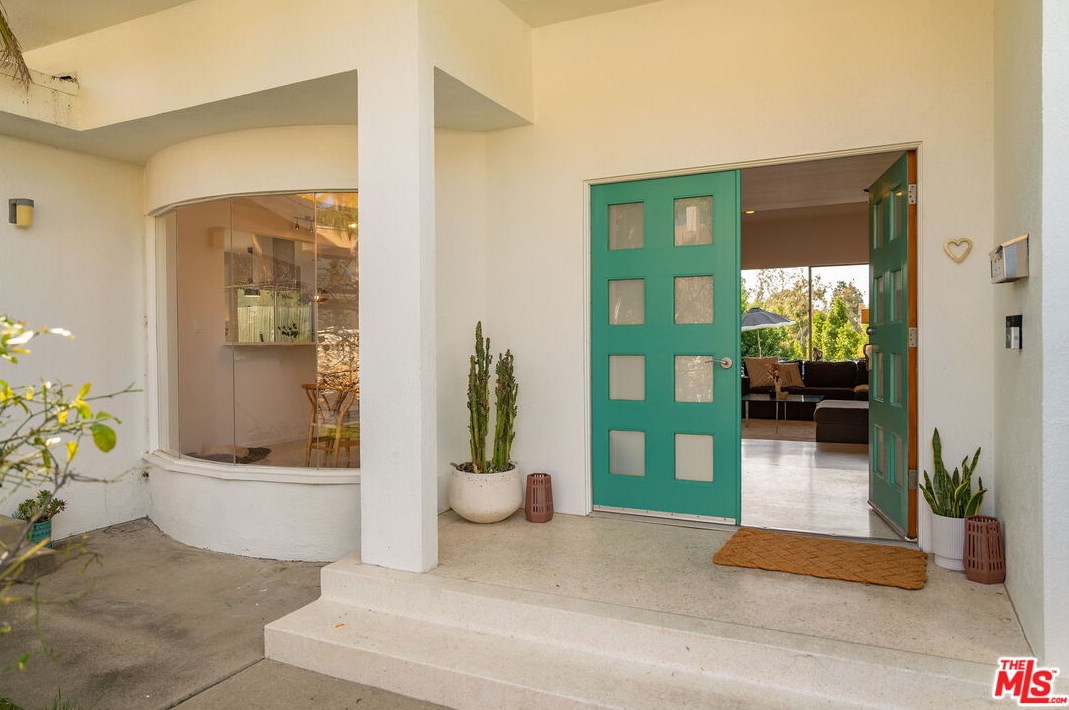 3127 Dona Marta Dr, North Hollywood CA  91604-4327 exterior