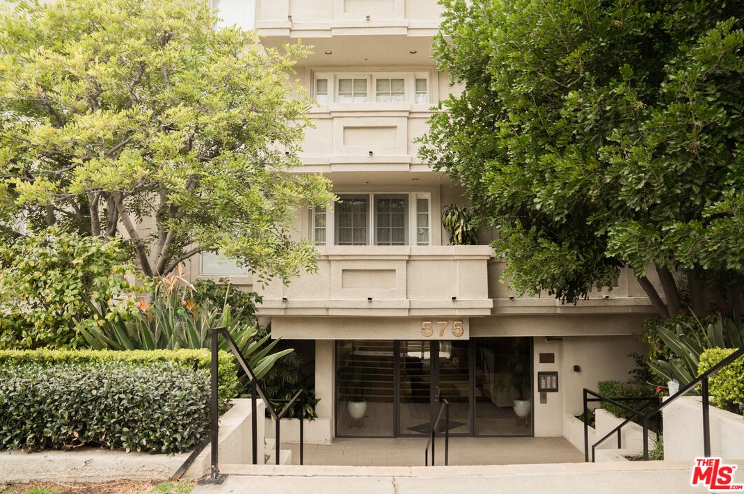 575 Barrington Ave, Los Angeles CA  90049-4313 exterior