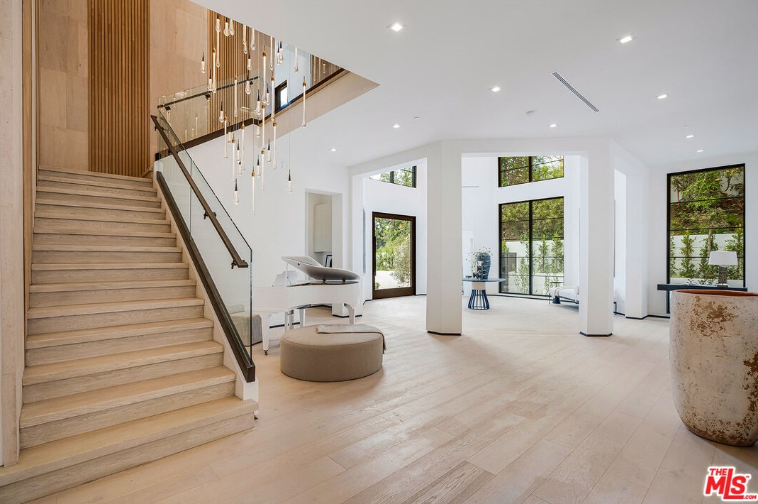 11548 Thurston Cir, Los Angeles CA  90049-2427 exterior