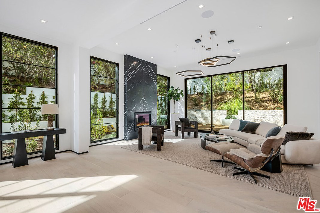 11548 Thurston Cir, Los Angeles CA  90049-2427 exterior