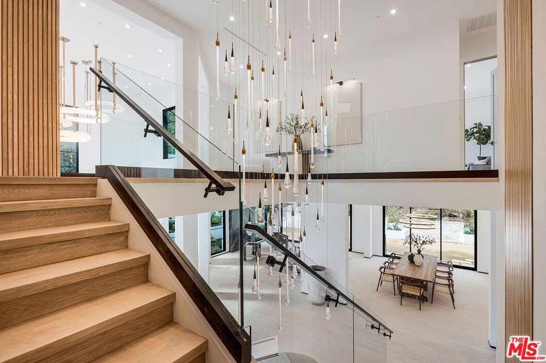 11548 Thurston Cir, Los Angeles CA  90049-2427 exterior