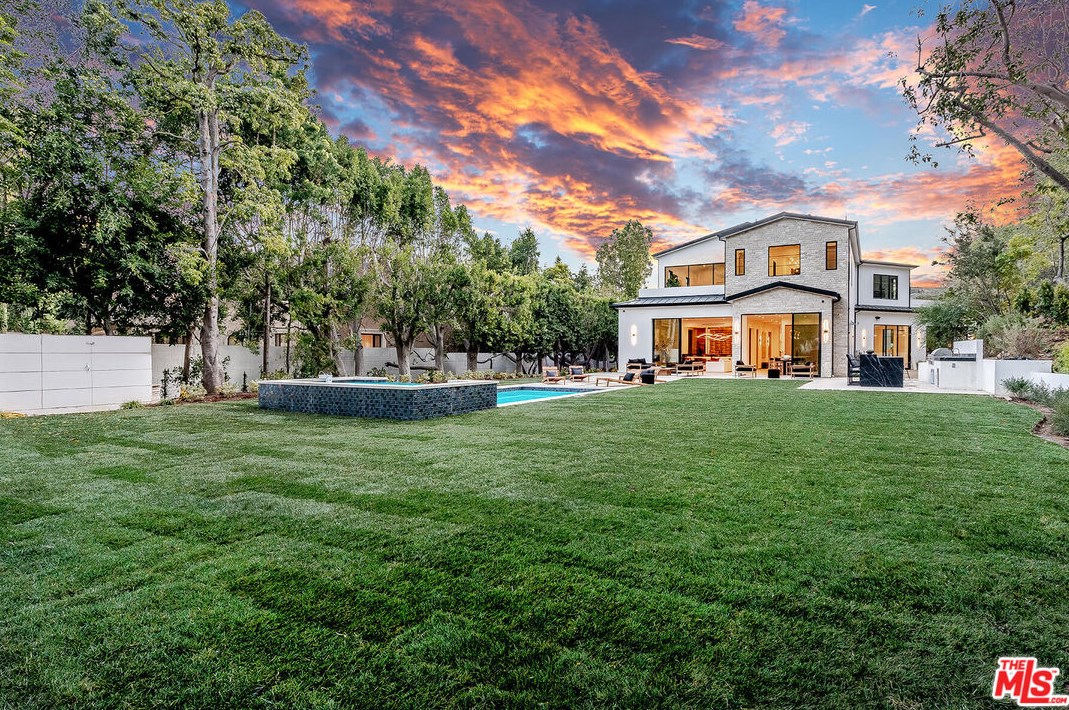 11548 Thurston Cir, Los Angeles CA  90049-2427 exterior