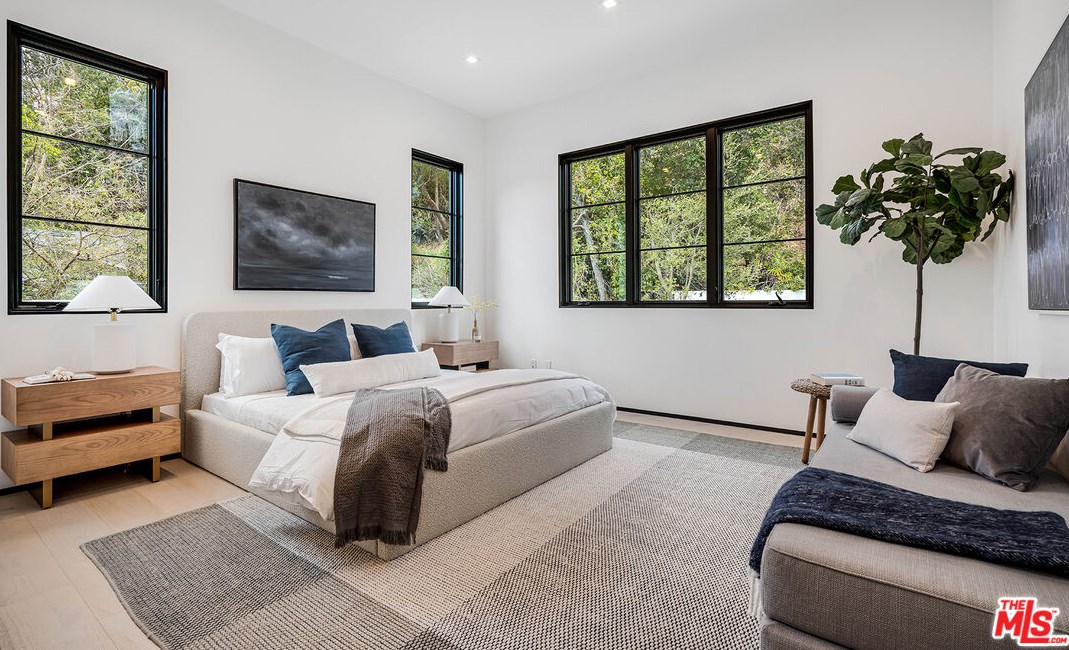 11548 Thurston Cir, Los Angeles CA  90049-2427 exterior