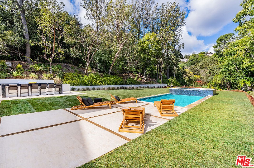 11548 Thurston Cir, Los Angeles CA  90049-2427 exterior