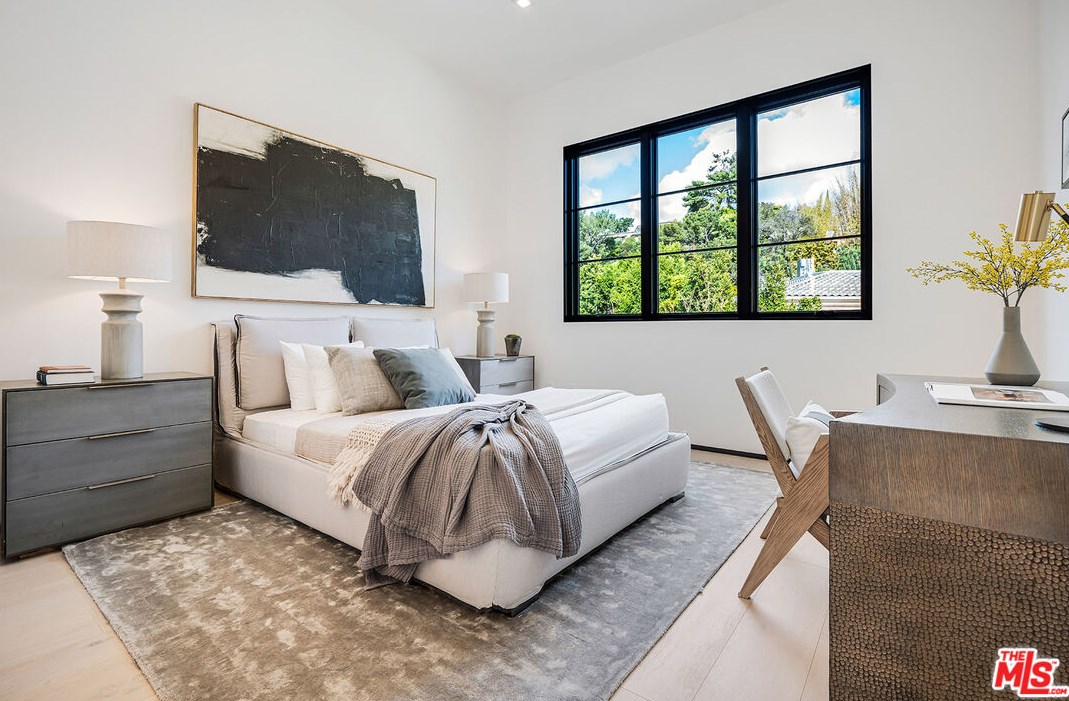 11548 Thurston Cir, Los Angeles CA  90049-2427 exterior