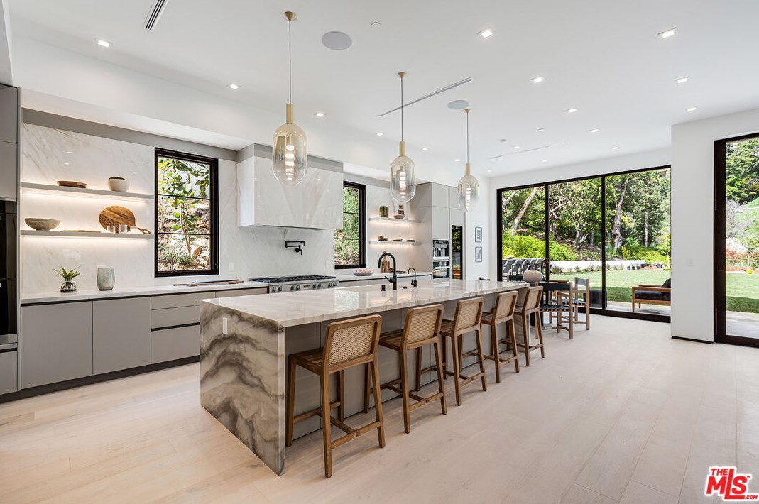 11548 Thurston Cir, Los Angeles CA  90049-2427 exterior