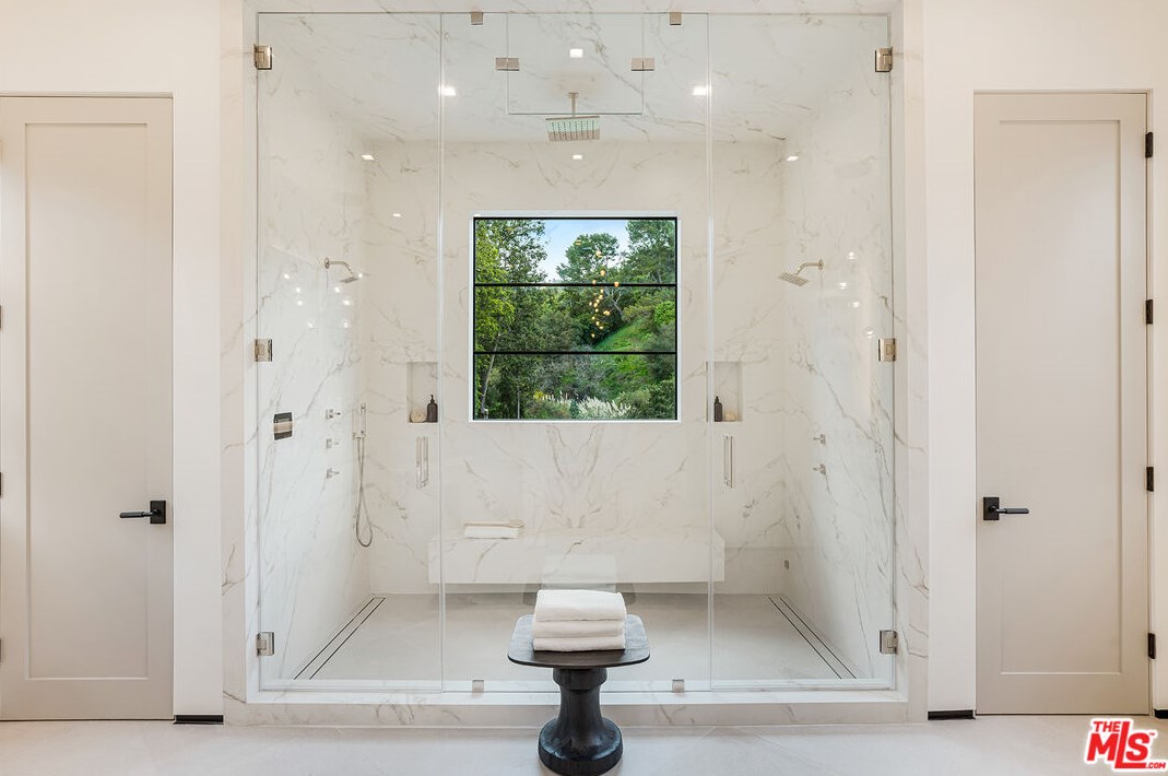 11548 Thurston Cir, Los Angeles CA  90049-2427 exterior