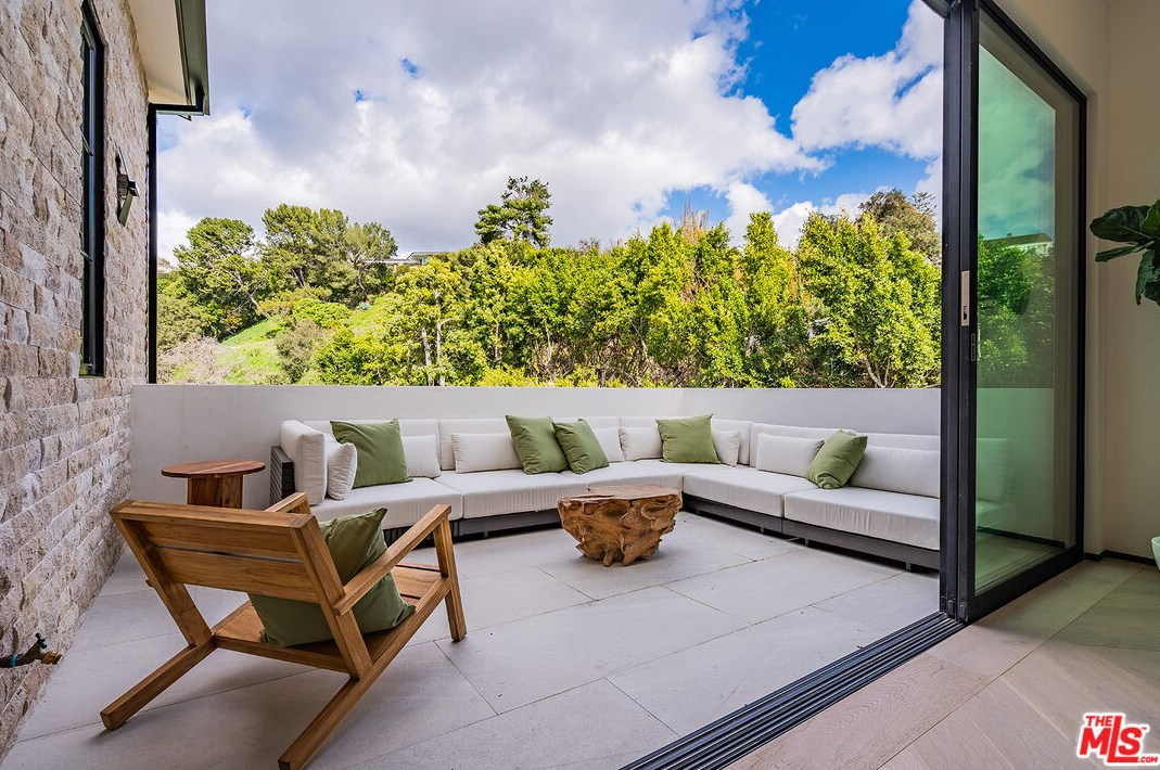 11548 Thurston Cir, Los Angeles CA  90049-2427 exterior